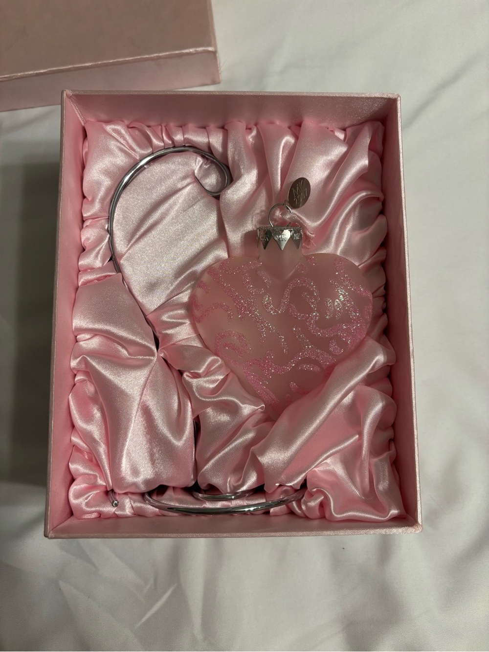 Mary Kay 2007 Pink Heart Ornament w Stand & Box Retired Collectible - Picture 3 of 3